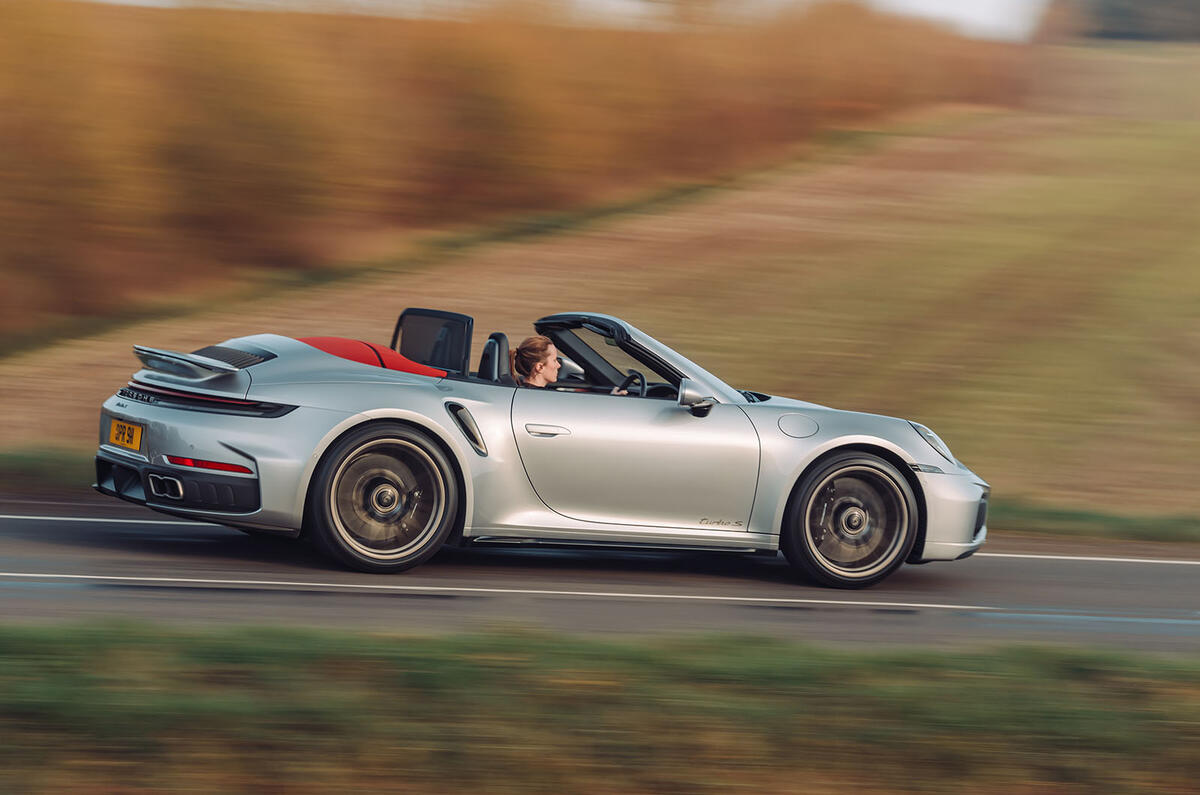 Porsche 911 Turbo S 2026 híbrido, visão lateral em estrada