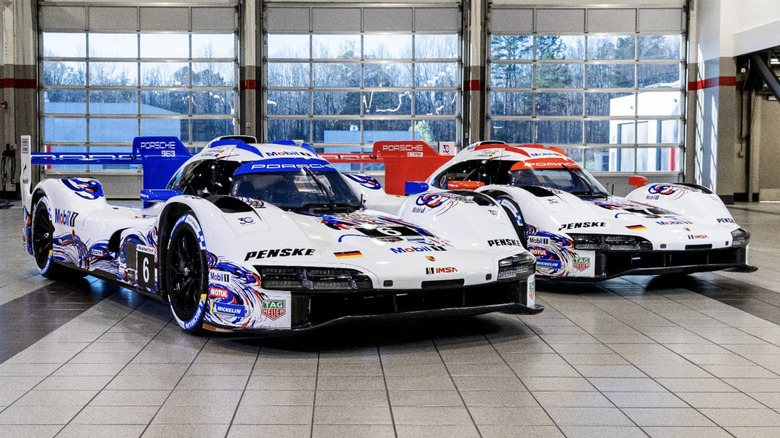 Porsche Penske 963 com pintura retrô do 911 GT1