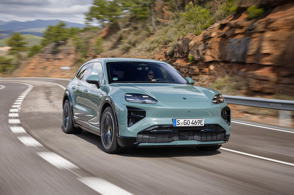 Porsche Cayenne Electric Turbo branco em ambiente externo