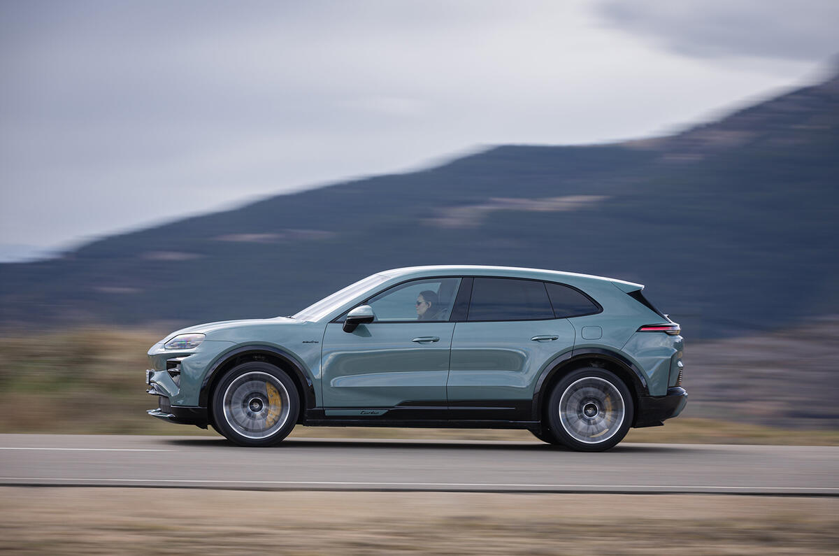 Detalhe da roda e pinça de freio do Porsche Cayenne Electric Turbo
