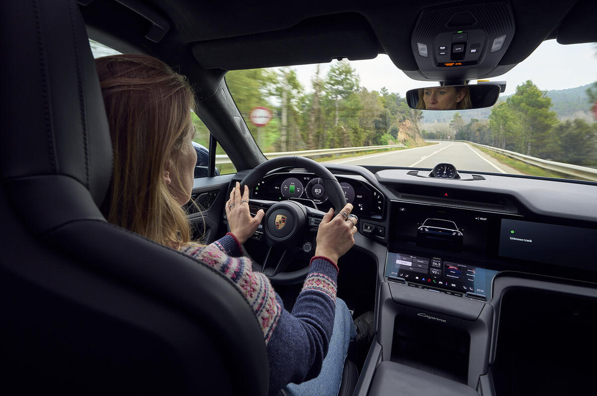 Interior do Porsche Cayenne Electric com painel curvo e tela do passageiro