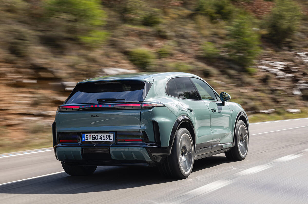 Vista traseira do Porsche Cayenne Electric Turbo em uma estrada