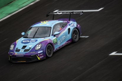 Carros Porsche em pista de corrida