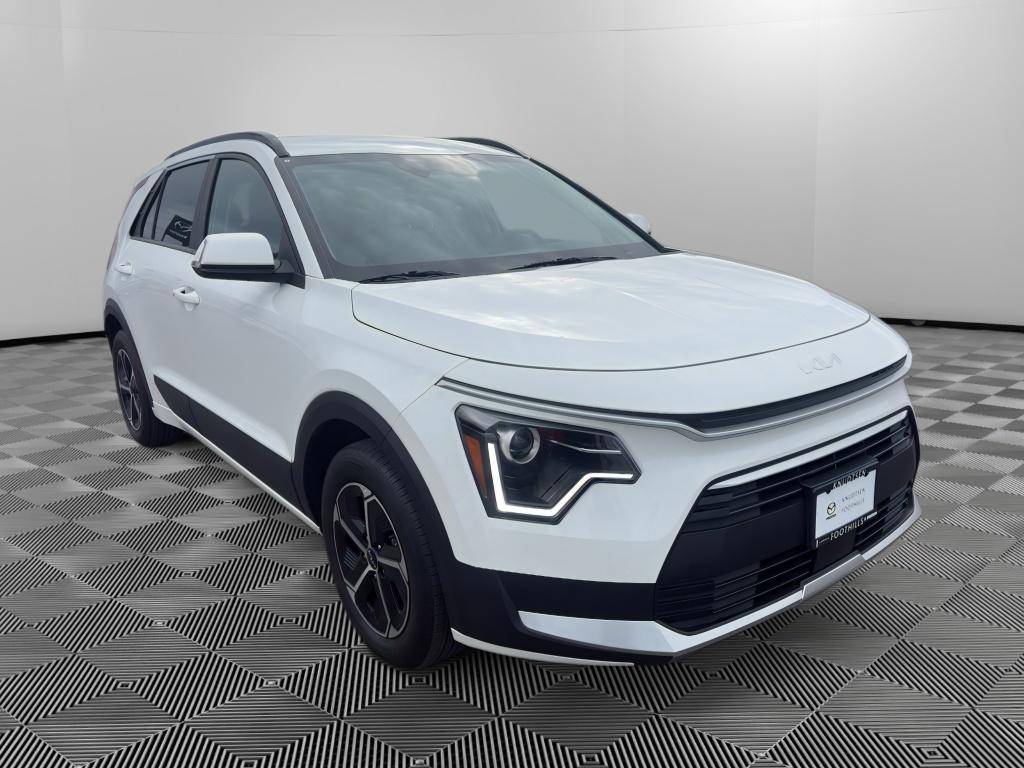 Kia Niro 2025 branco estacionado