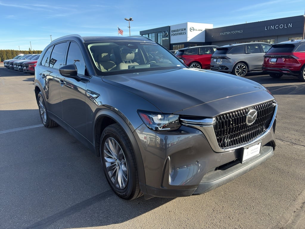 Mazda CX-90 PHEV 2025 azul em ambiente externo