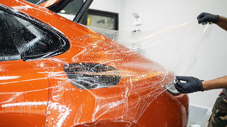 Filme de Proteção de Pintura (PPF) transparente aplicado em um carro cinza escuro