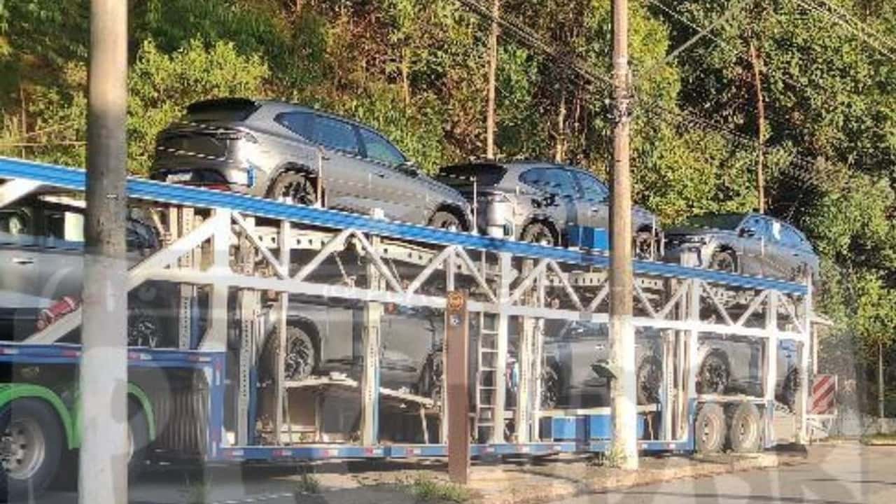Renault Koleos 2027 sendo transportado em caminhão cegonha