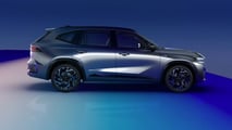 Renault Koleos 2027, vista frontal com faróis acesos