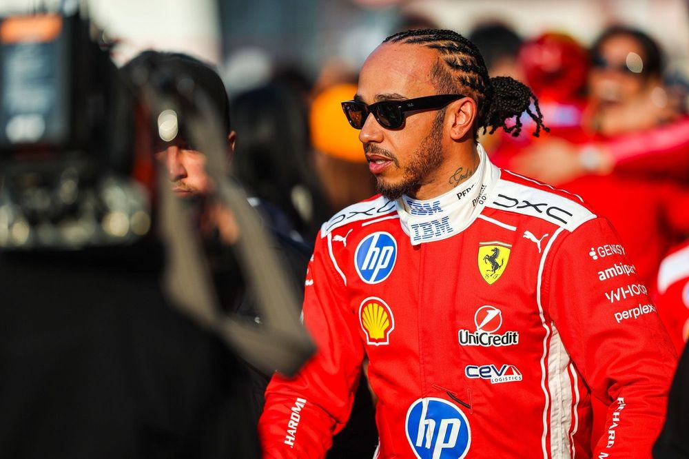Lewis Hamilton em seu carro da Ferrari