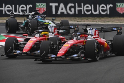 Charles Leclerc e Lewis Hamilton em disputa na pista