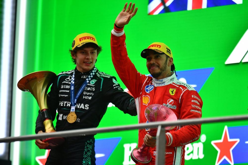 Lewis Hamilton com Andrea Kimi Antonelli e Toto Wolff