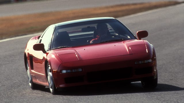Acura NSX de primeira geração em uma estrada montanhosa