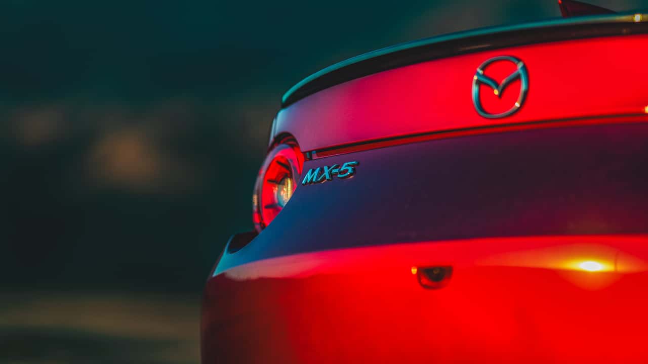 Mazda Miata ND3 vermelho em uma estrada costeira da Califórnia