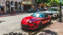 Mazda Miata ND3 vermelho estacionado em paisagem montanhosa