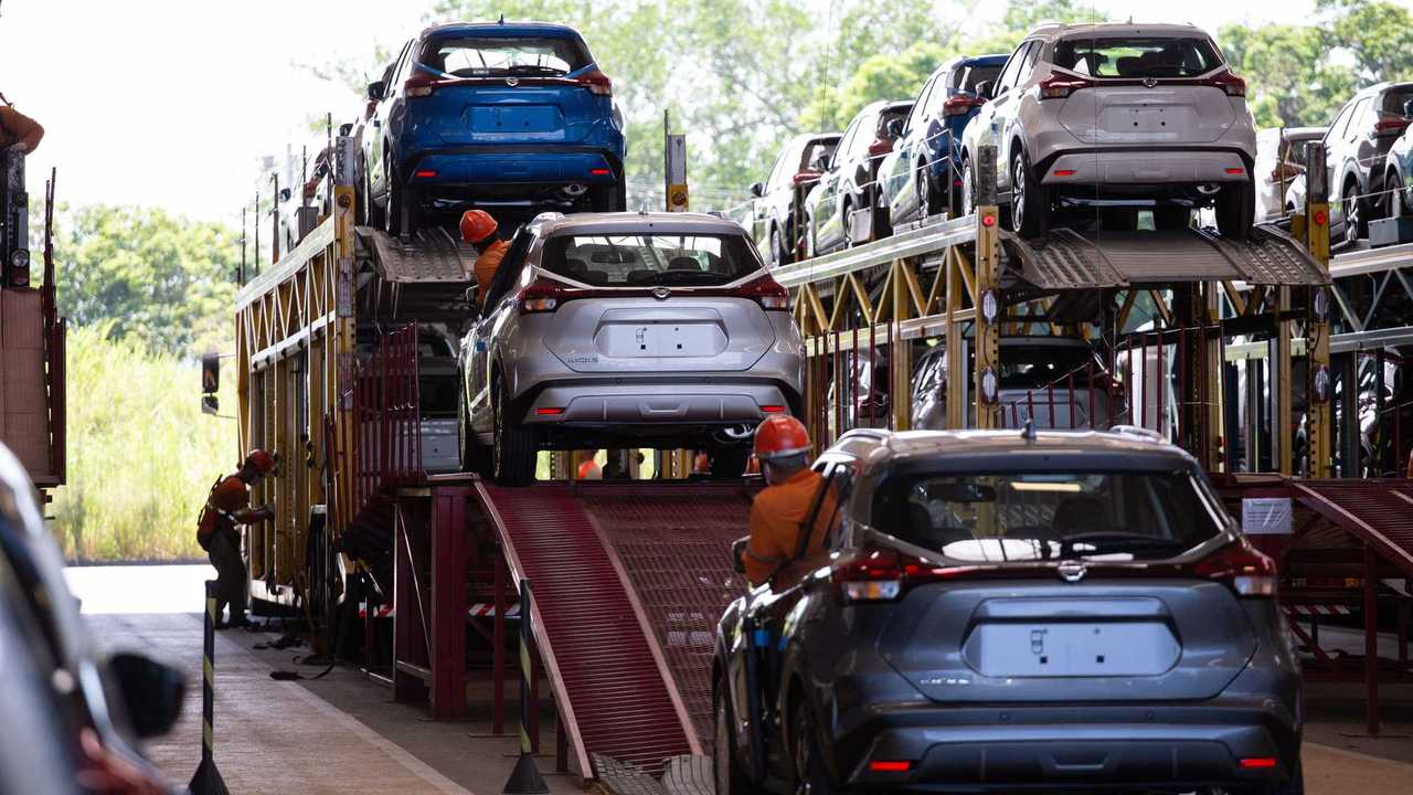 Nissan Kicks 2022 sendo transportado em cegonha