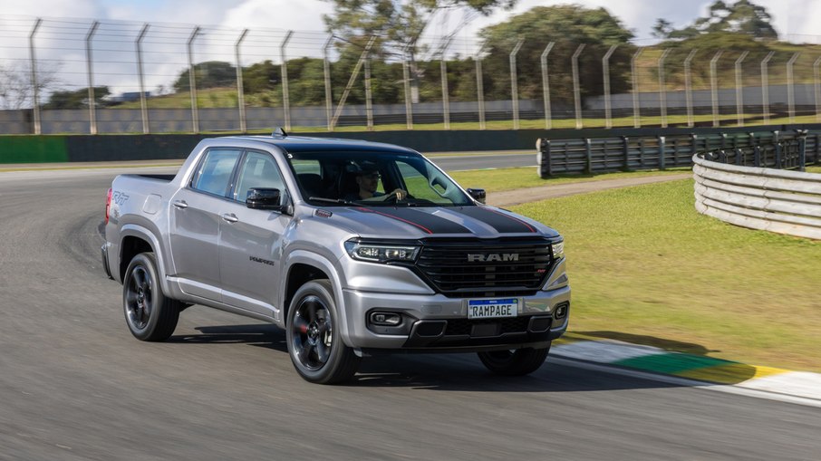 Ram Rampage 2027 na cor cinza estacionada em cenário urbano