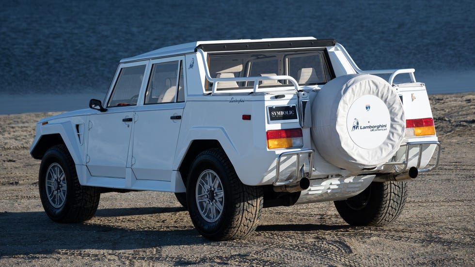 Lamborghini LM002 em ambiente externo