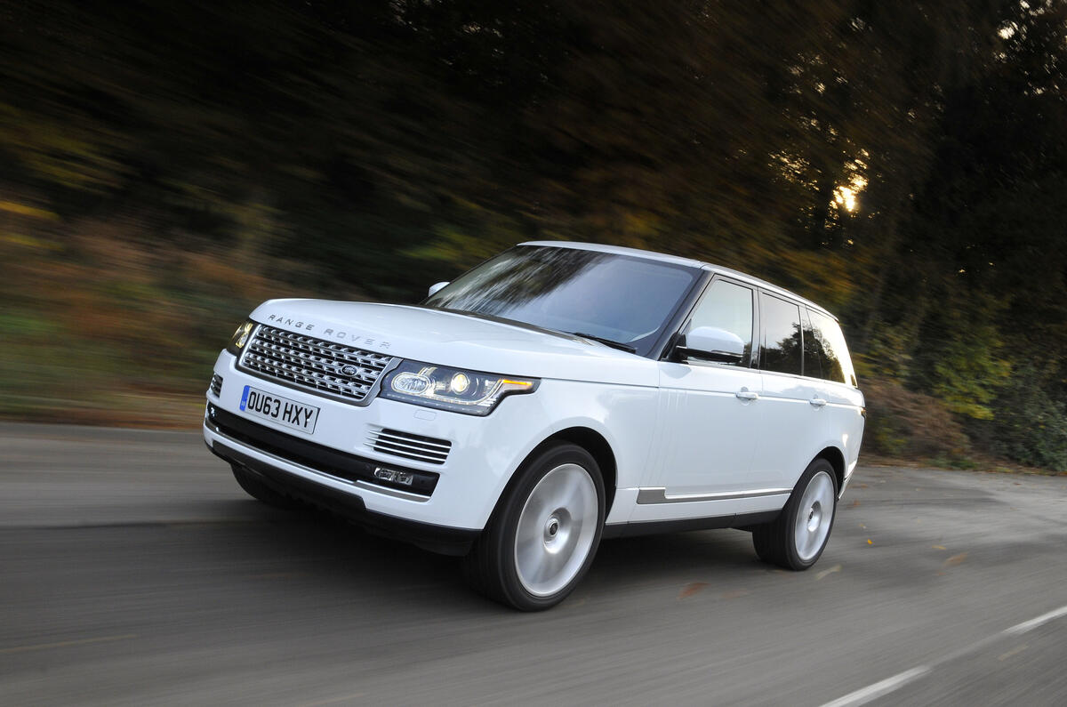 Range Rover L405 branco estacionado em ambiente externo com árvores