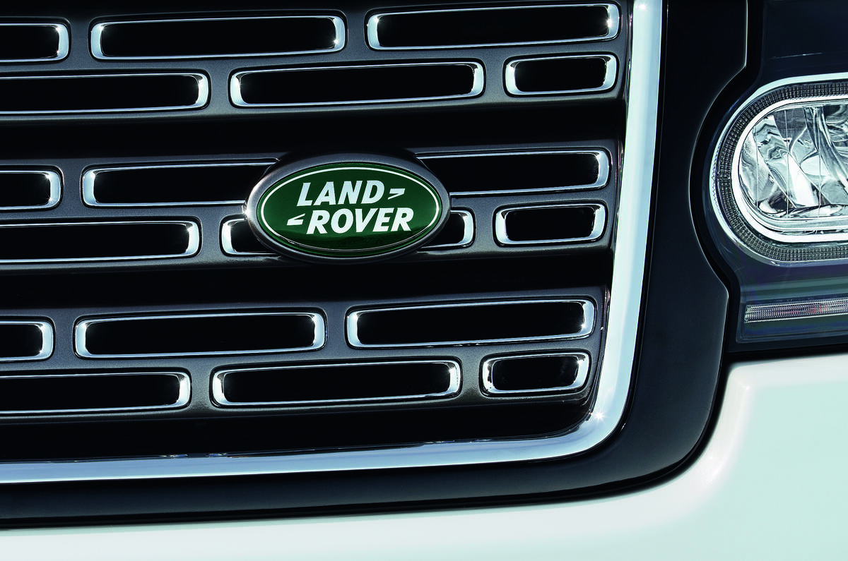 Detelhe do emblema 'Range Rover' na porta traseira do veículo
