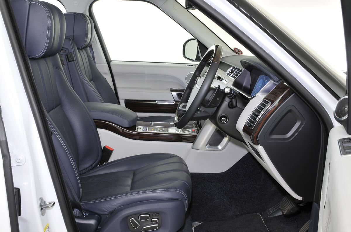 Interior do Range Rover L405 com bancos de couro claros e tela central
