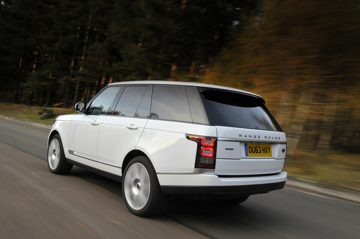 Traseira do Range Rover L405 branco em estacionamento