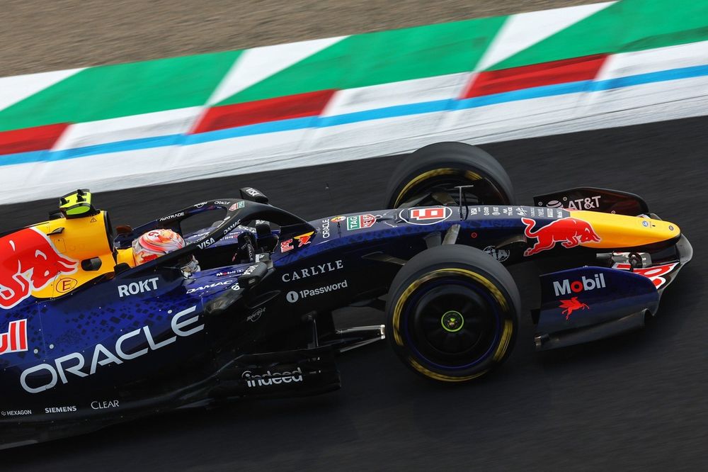 Isack Hadjar pilota carro da Red Bull Racing em alta velocidade na pista