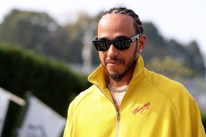 Lewis Hamilton em seu carro da Ferrari durante uma corrida