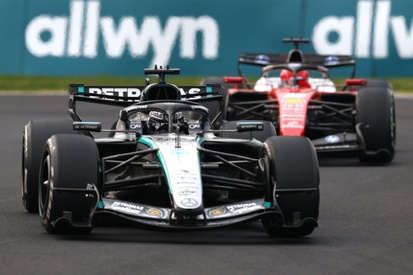 Charles Leclerc da Ferrari e George Russell da Mercedes conversam antes da corrida