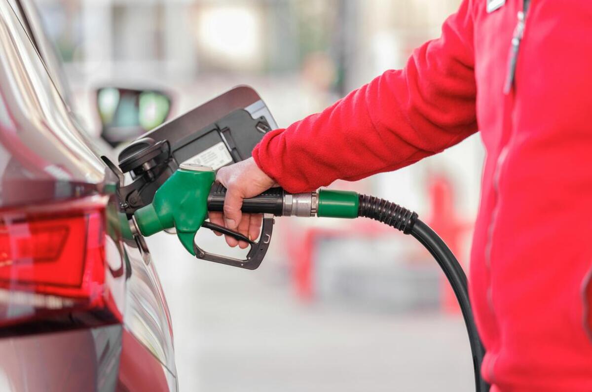 Posto de gasolina com placas de preços de combustíveis