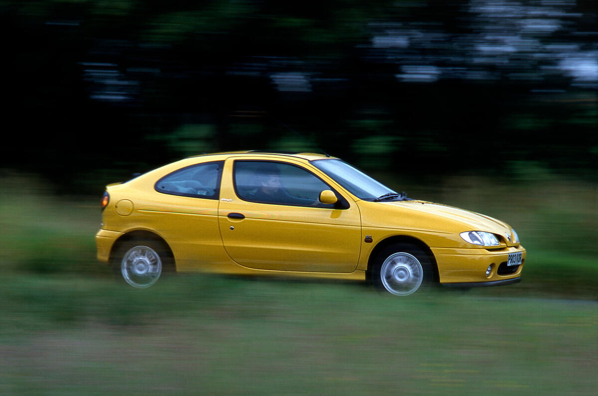 Renault Megane Coupé amarelo estacionado na rua