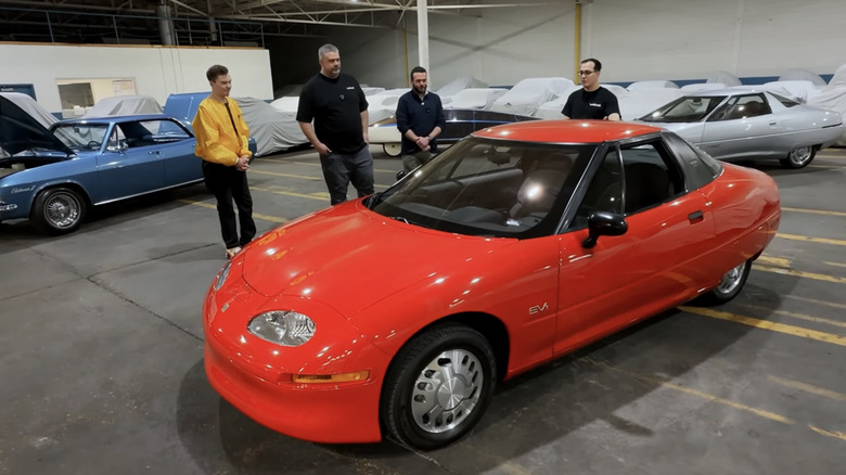 Mark Reuss, presidente da GM, com a equipe de restauração do EV1