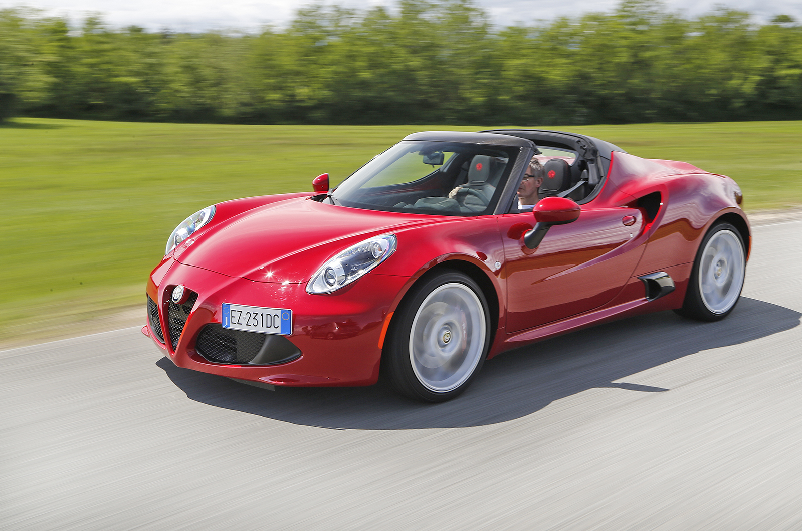 2010 — Alfa Romeo 4C Spider vermelha em estrada montanhosa