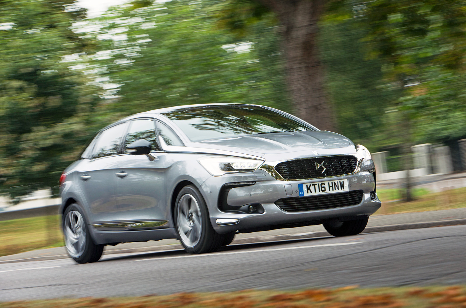 DS Automobiles DS 5 cinza em ambiente urbano