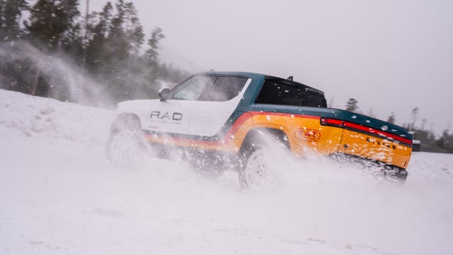 Rivian R1S com a nova identidade visual RAD