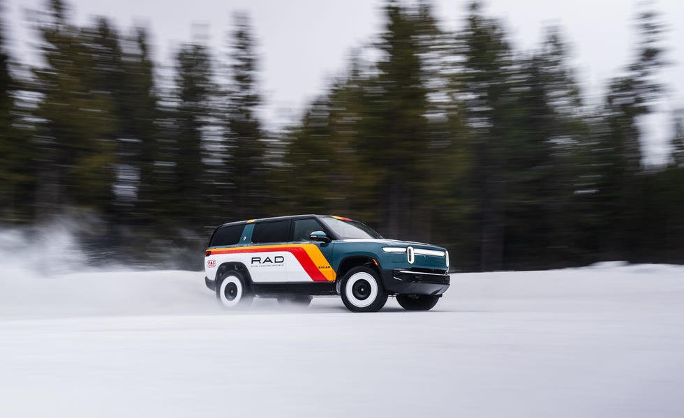 Rivian R1S quad-motor em competição de gelo