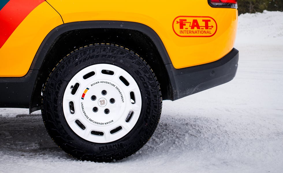 Rivian R1T em ação off-road com o logo RAD