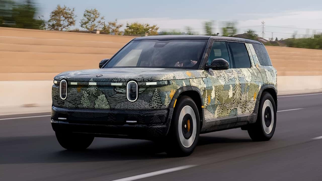 Protótipo camuflado do Rivian R2 em testes