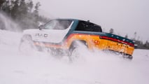 Rivian R1T em ambiente off-road com a equipe RAD