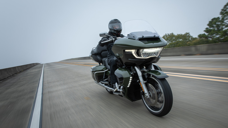Harley-Davidson Road Glide Limited 2026 preta estacionada em frente a um edifício colonial