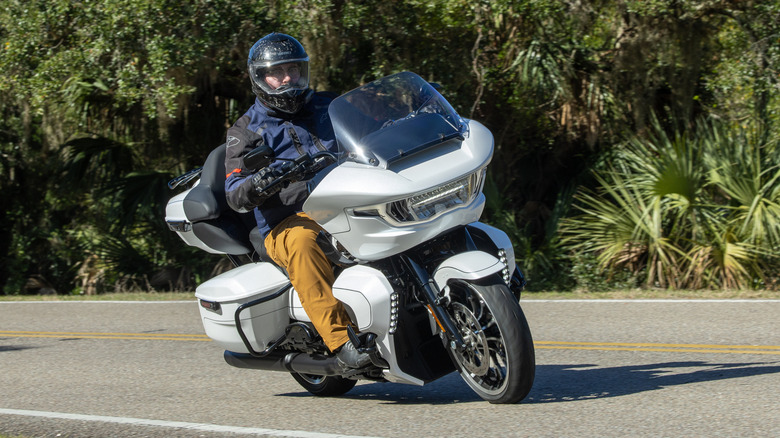 Harley-Davidson Road Glide Limited 2026 preta em estrada costeira com oceano ao fundo