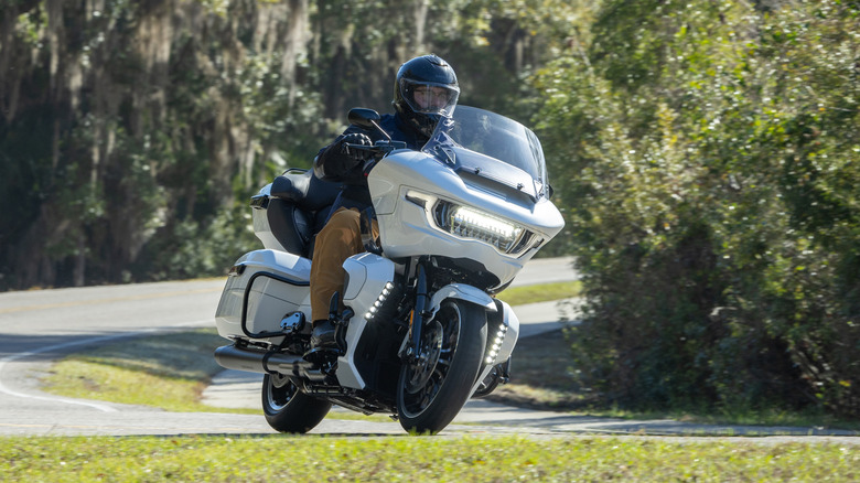 Harley-Davidson Road Glide Limited 2026 em movimento, vista traseira em estrada