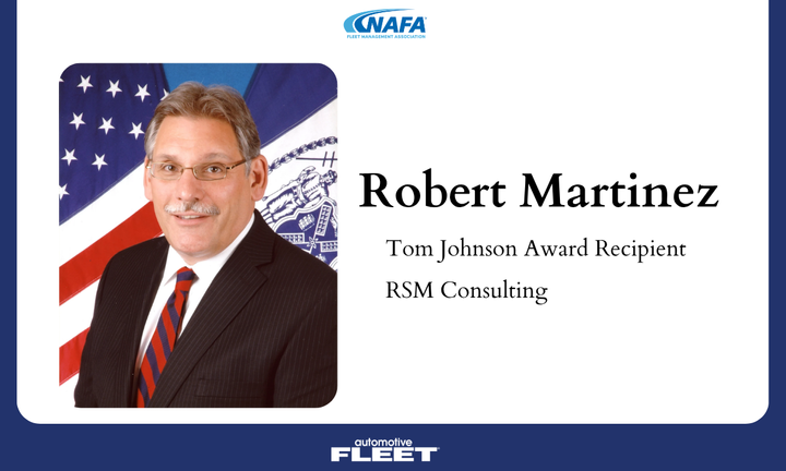 Robert Martinez, principal da RSM Consulting Services, sorrindo e usando terno