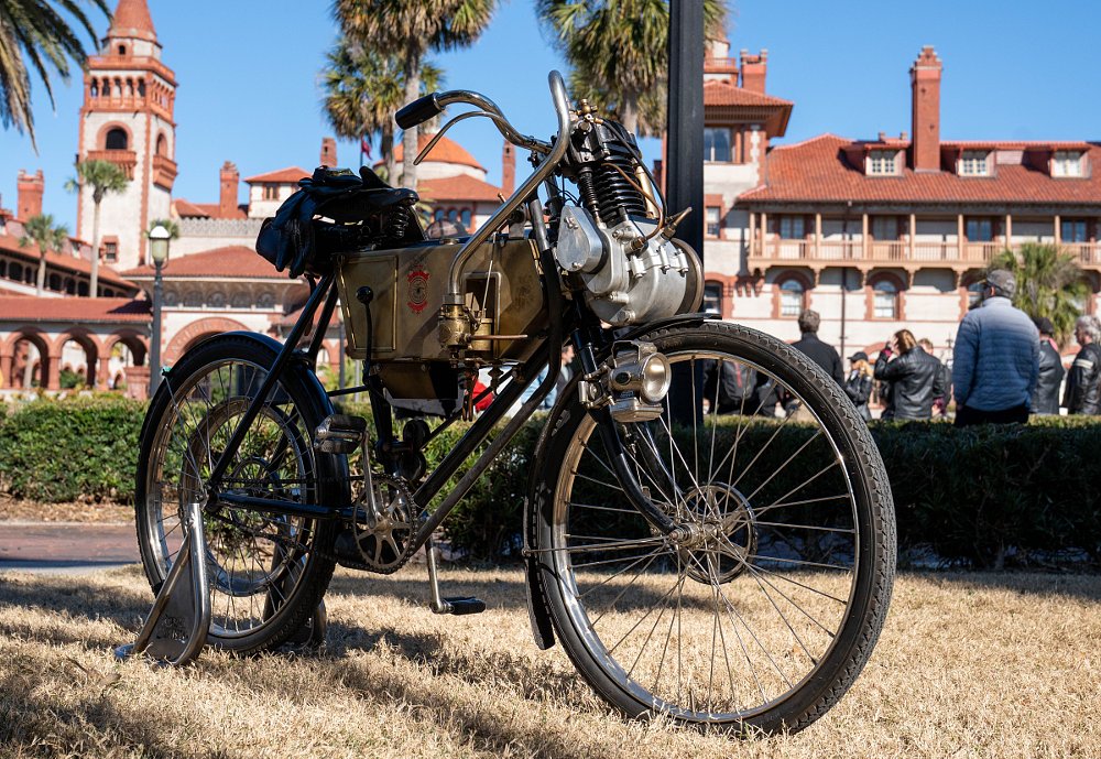 Réplica da primeira motocicleta Royal Enfield de 1901, vista lateral