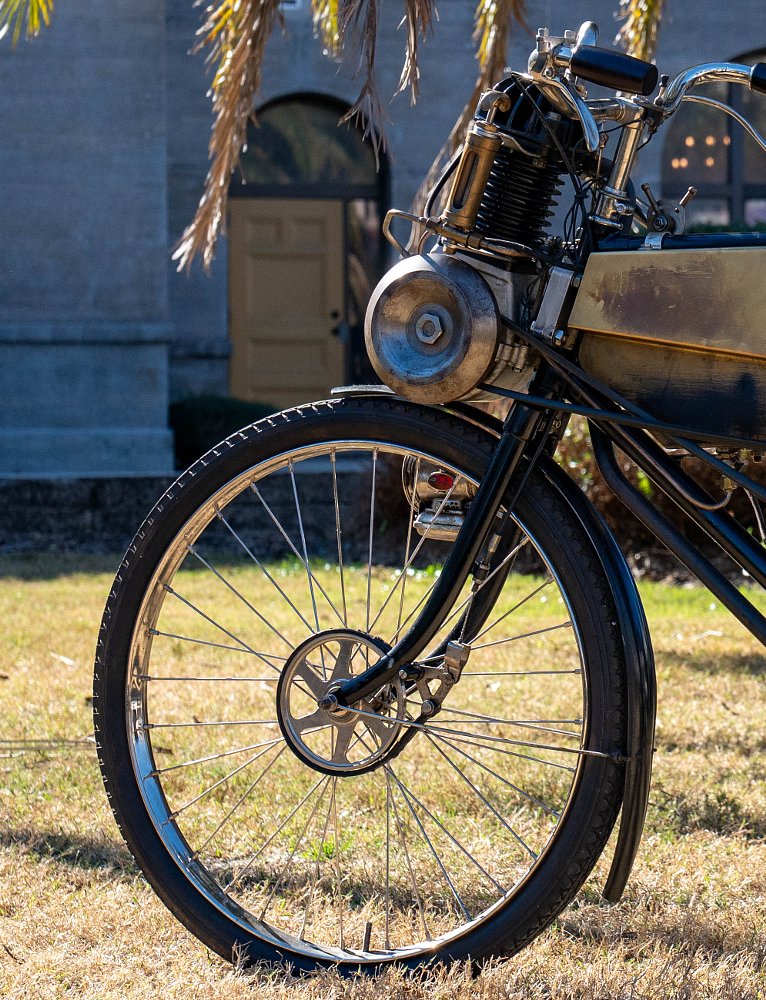 Réplica da primeira motocicleta Royal Enfield de 1901, vista frontal do motor