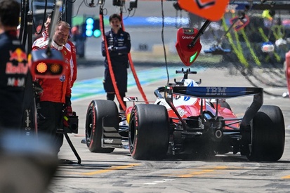 Charles Leclerc pilotando uma Ferrari