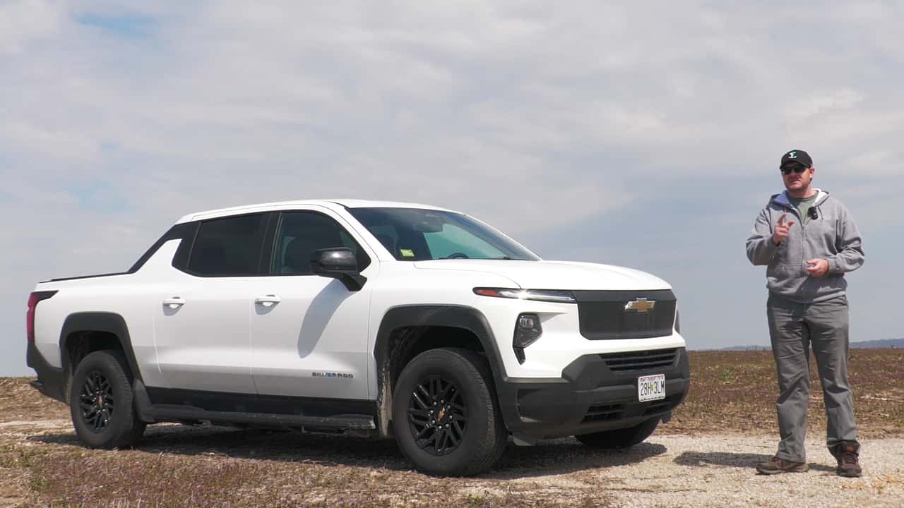 Chevrolet Silverado EV 2024 branco em perspectiva frontal com fundo desfocado