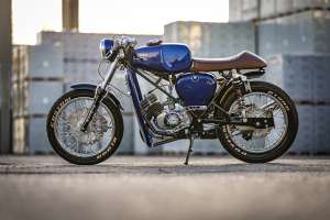Simson S50 Cafe Racer de Oliver Baumgart com chassi reforçado e rodas personalizadas