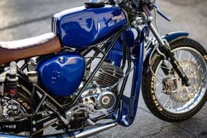 Motor 85cc da Simson S50 Cafe Racer com tampas polidas e cabeçote 3D