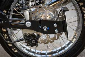 Simson S50 Cafe Racer de Oliver Baumgart com pintura azul profunda e logotipos clássicos
