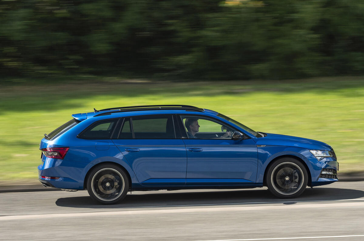 Skoda Superb Estate 2021, vista lateral do perfil elegante e espaçoso